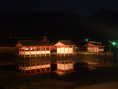 瀬戸内海の島めぐり　「世界遺産　宮島　厳島神社の夜景」