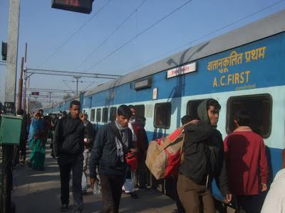 インド鉄道の旅「予約と駅利用のコツ」